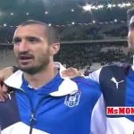 Italiaanse voetballers zingen hun volkslied (Still YouTube)