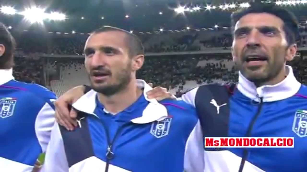 Italiaanse voetballers zingen hun volkslied (Still YouTube)