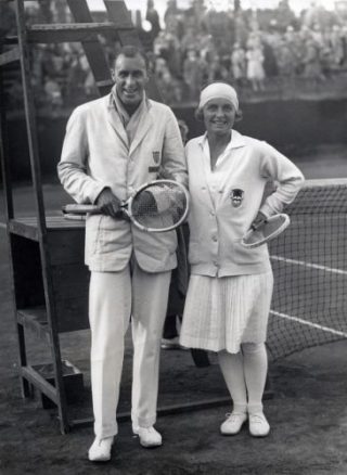 Kea Bouman op het Franse Open van 1927 met de Amerikaanse tennisser Bill Tilden, de verliezend finalist in het heren enkelspel