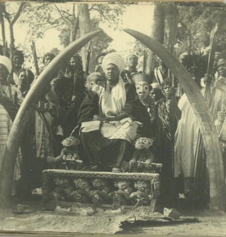 De Sultan van Bamoun op zijn troon. Bron: fotoboek Jan van Bommel