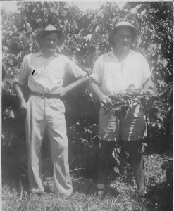 Jan van Bommel (links) op de koffieplantage met zijn Franse assistent