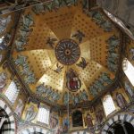 De spectaculaire achthoekige hofkapel in Aken, door Karel de Grote gebouwd naar Byzantijns model en met oogverblindende mozaïeken, is een prachtig voorbeeld van Byzantijnse invloed.