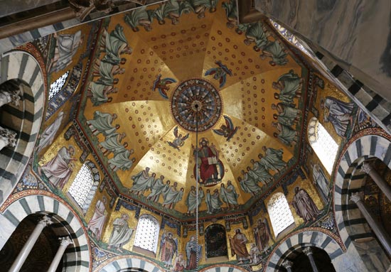 De spectaculaire achthoekige hofkapel in Aken, door Karel de Grote gebouwd naar Byzantijns model en met oogverblindende mozaïeken, is een prachtig voorbeeld van Byzantijnse invloed.