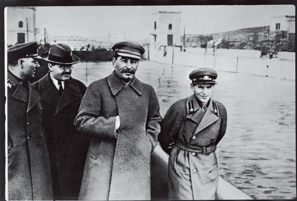 Voroshilov, Molotov, Stalin en Jezjov op een foto uit 1937. Bron: Wikimedia