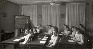 Leerlingen in een klaslokaal, 1916 (Geheugen van Nederland)