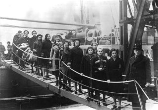 Aankomt van Joodse kinderen in Londen, februari 1939 (cc - Bundesarchiv)