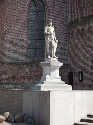 Beeld van Jan van Schaffelaar voor de toren in Barneveld - cc
