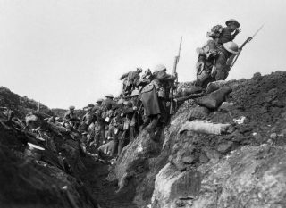 Britten gaan 'over de top' tijdens de Slag aan de Somme in 1916 (cc - IWM)