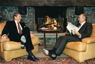 Gorbatsjov (rechts) met Reagan in 1985