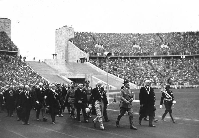 Hitler komt het stadion binnen tijdens de opening van de Olympische Spelen van 1936 – Bundesarchiv
