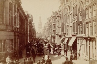 De Jodenbreestraat in 1884 vanaf de Portugese synagoge