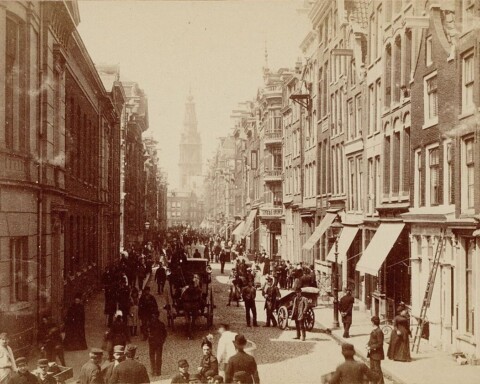 De Jodenbreestraat in 1884 vanaf de Portugese synagoge