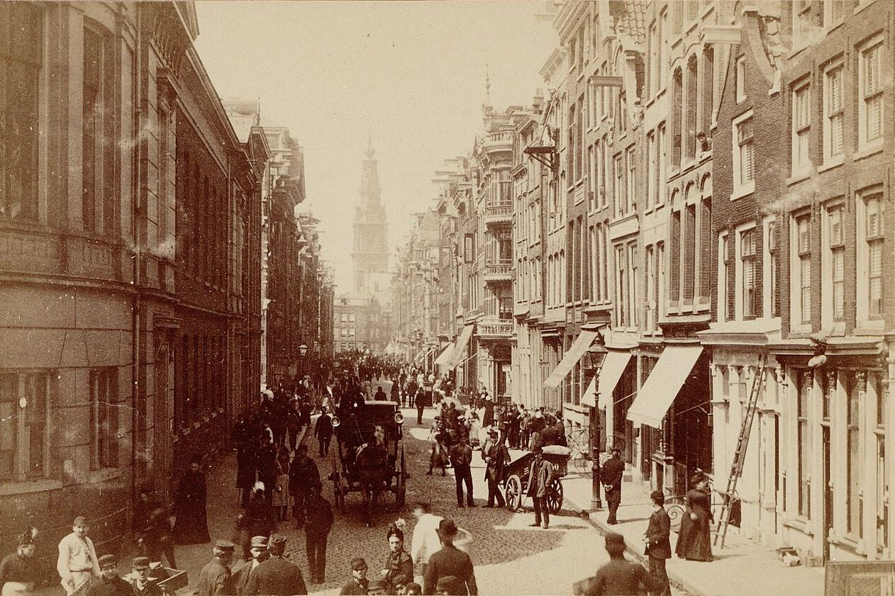 De Jodenbreestraat in 1884 vanaf de Portugese synagoge