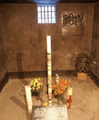 Kaars in de dodencel van Maximiliaan Kolbe in Auscwitz. Een geschenk van paus Johannes Paulus II