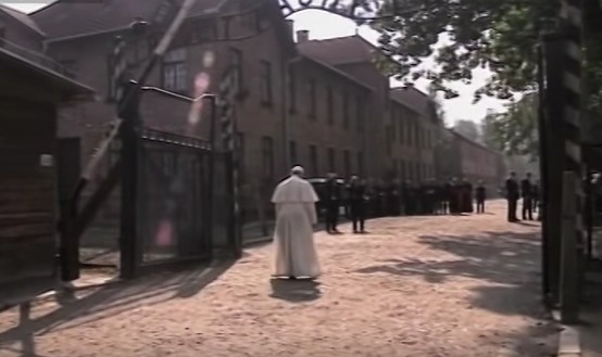 Paus Franciscus brengt bezoek aan Auschwitz (Still YouTube)