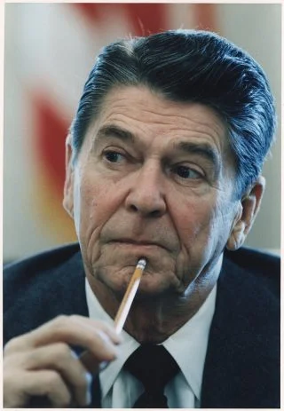 Ronald Reagan tijdens een vergadering (US National Archives)