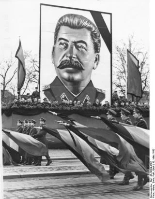 Rouw in Dresden naar aanleiding van het overlijden van Stalin (cc -Bundesarchiv)