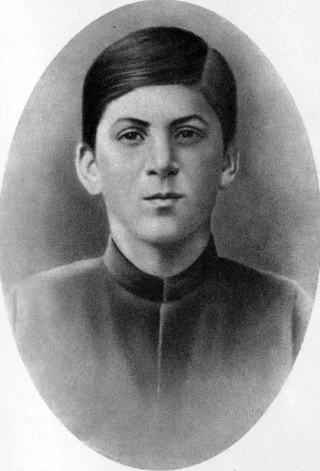 Stalin als 15-jarige jongeman, in 1894. Bron: Wikimedia.