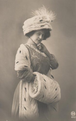 Vrouw met hoed sjaal en mof, crica 1910. Bron: Wikimedia
