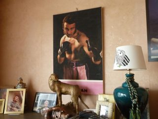 In het huis van voormalig profbokser Jean-Pierre Coopman (Paul Prillevitz)