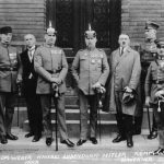 Hitler en zijn sympathisanten voor de rechtszaal, februari 1924. Bron: Bundesarchiv Bild 102-00344A