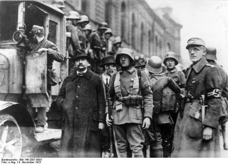 Nazi's worden opgepakt na de mislukte putsch, 10 november 1923. Bron: Bundesarchiv Bild 146-2007-0003
