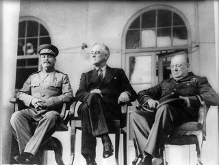 Jozef Stalin overlegt op de Conferentie van Teheran in 1943 met Franklin Roosevelt en Winston Churchill. Bron: Wikimedia.