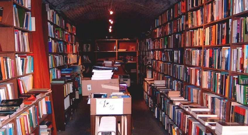 Ramsjafdeling in een boekhandel in Maastricht (wiki)