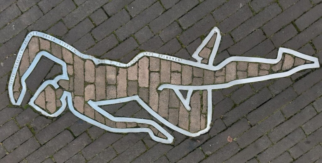 Herinneringsmonument, aangebracht op de straat voor de kerk in Barneveld (Historiek, 2020)
