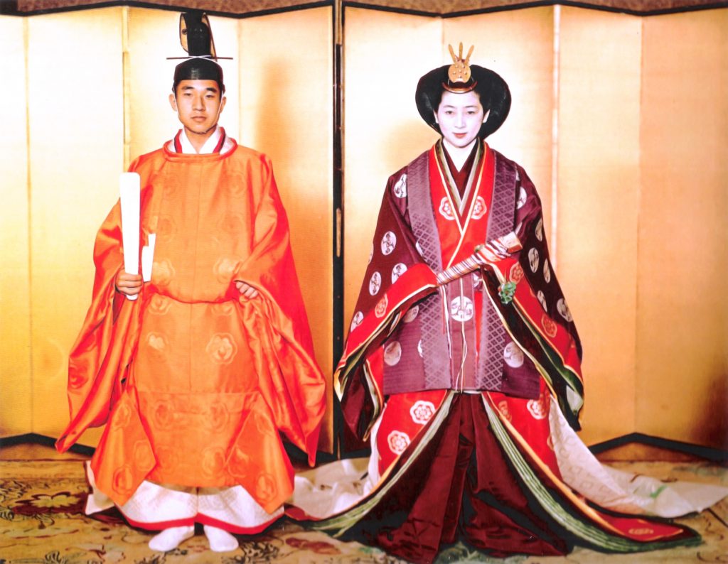 Akihito en Shoda in officiële kleding tijdens hun huwelijk in 1959