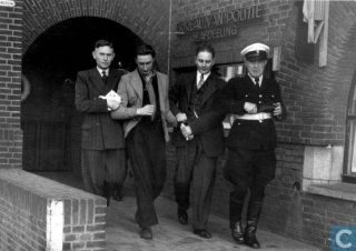 De 29-jarige Gerrit de Stotteraar wordt afgevoerd door de politie. Utrecht, 17 oktober 1949 (Catawiki)