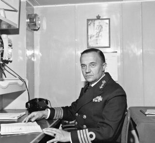 Piet de Jong als commandant van Hr.Ms. Gelderland, 1958-1959 (cc - Defensie)