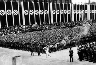 Einde van de eerste Olympische fakkeltocht in Berlijn, 1936