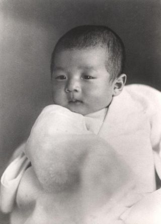 Eerste foto van kroonprins Akihito, 3 maanden oud (1934)