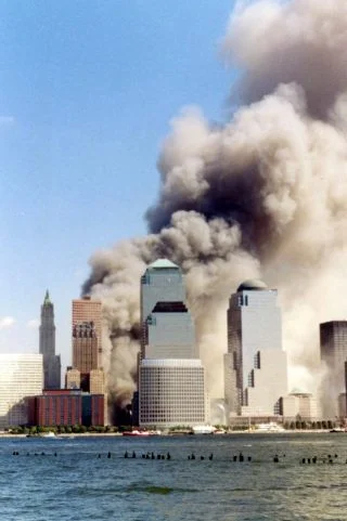 Het World Trade Center, kort na het instorten van de tweede toren