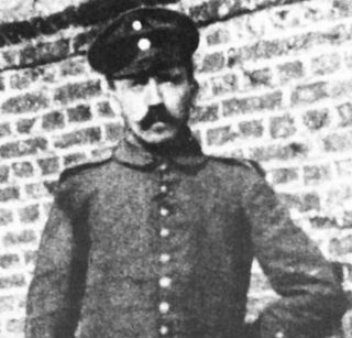 Adolf Hitler in 1916 in de achterlinie van Fournes. 
