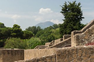 Pompeii, met op de achtergrond de Vesuvius