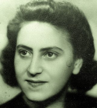 Portret van Thea Hoogesteijn uit 1942 toen ze voor de Duitsers ging werken.