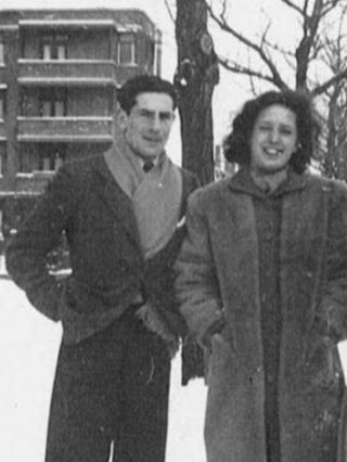 George met Corrie Weltevreede in de sneeuw buiten het huis op Wassenaarscheweg 98. Den Haag, januari 1942. Privécollectie Tiel-Weltevreede