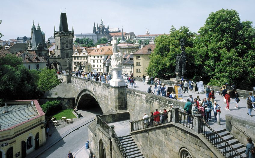 De Karelsbrug in Praag - cc