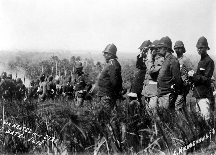 Generaal van Heutsz observeert de bestorming van Baté Ilië (Noord-Atjeh) op 3 februari 1901