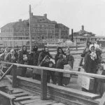Immigranten arriveren in Ellis Island, New York (1902)