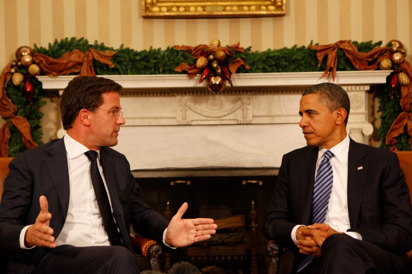 Mark Rutte in gesprek met Barack Obama, 2011 (cc)