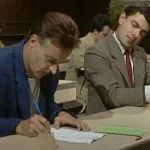Mr. Bean kijkt af tijdens een examen