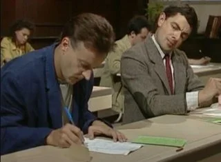 Mr. Bean kijkt af tijdens een examen