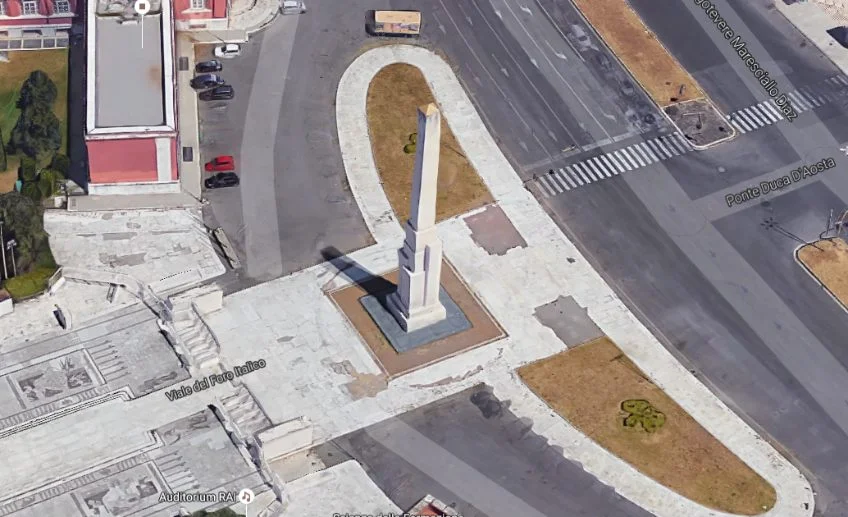 De obelisk op de Piazza Lauro De Bosis in Rome (Google Street View)