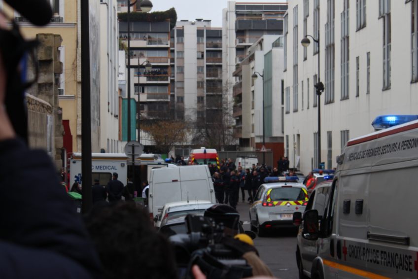 Politie bij het kantoor van Charlie Hebdo, kort na de aanslag - cc