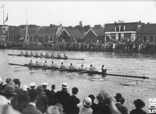Roeiwedstrijd tijdens de Spelen van 1928 - © The Coca-Cola Company & Olympisch Stadion Amsterdam