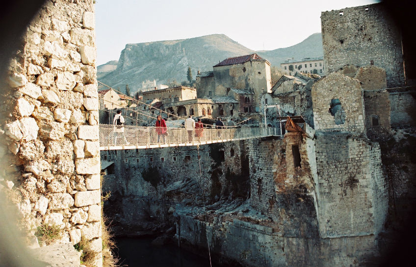 De bekende brug in Mostar (1996). Foto: Ruud van Riel
