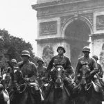 Mannen uit Nedersaksen bij de Arc de Triomphe